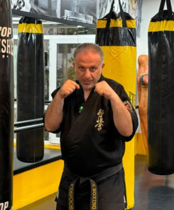 استاد طاووسی مدیریت مجموعه کی وان